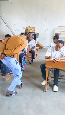 La tricherie😂#l'ecole#situationdrole #comedyvideo #examen #pourtoipage 