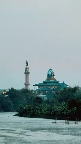 Video diambil di Jembatan lama, cocok dingge nglamunmu cah.. . @mampir.kediri @tiktokkedirikekinian . #kediri #kediri24jam #sunset #river #fyp