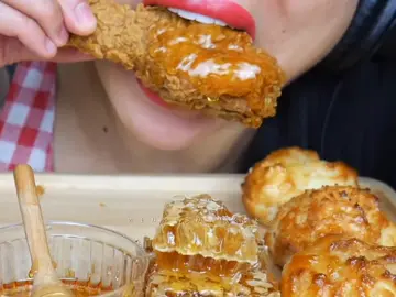 🍤food: fried chicken w honey  👩🏼‍🍳mukbanger: sas asmr / via wednesdaymuks #mukbang #asmr #fyp #viral #eating 