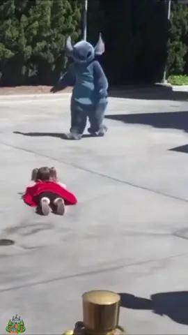 Children meet their favorite characters at Disney ❤️❤️#disney #disneyland #disneyworld #hug #funny    