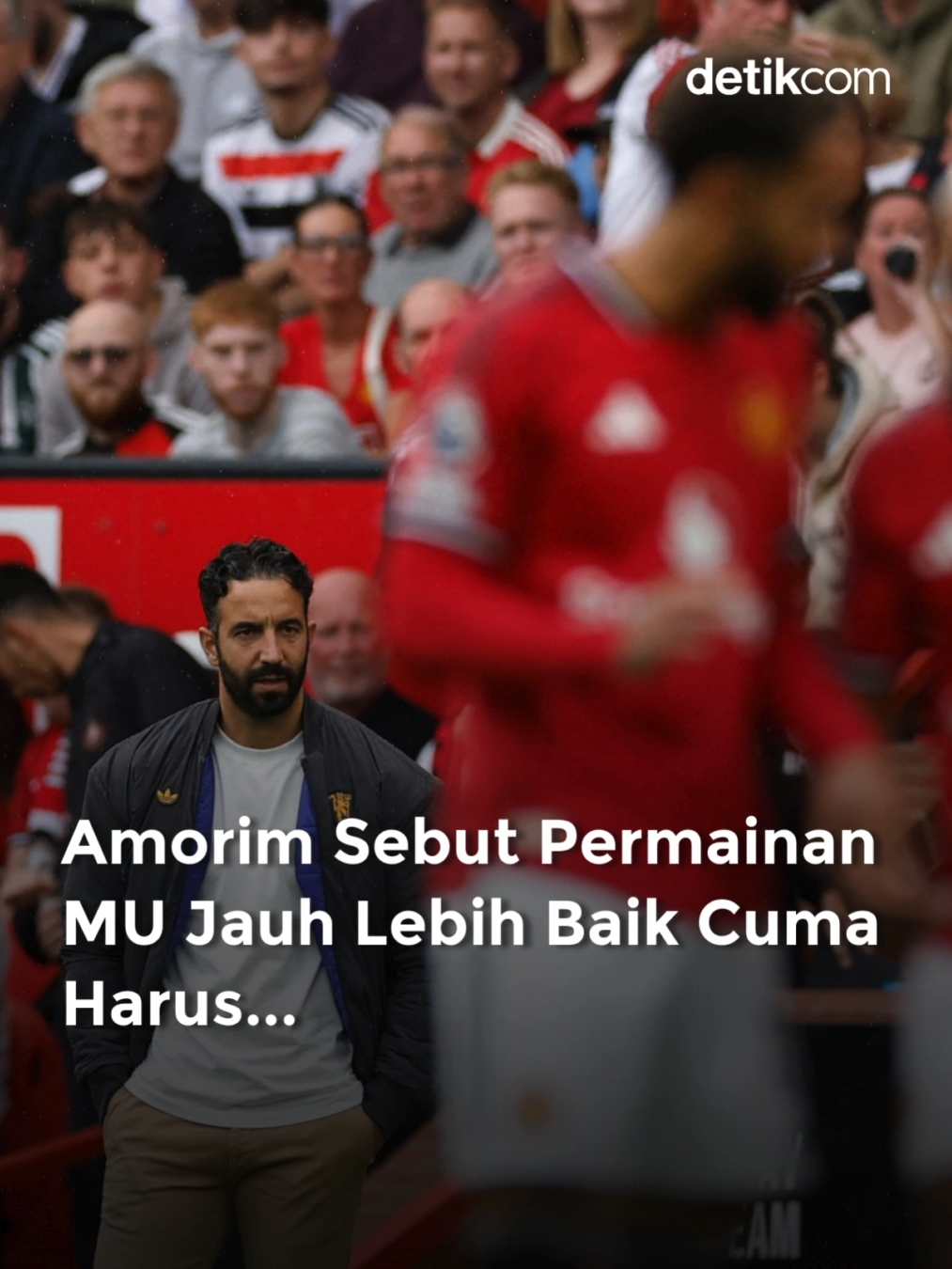Manajer Manchester United Ruben Amorim percaya, permainan timnya sudah jauh lebih baik. MU cuma harus lebih efisien, dimulai dari Derby Manchester. Tak bisa dipungkiri bahwa MU menghadapi perubahan besar setelah Amorim ditunjuk sebagai manajer permanen, menggantikan Erik ten Hag. Di setengah musim pertama Amorim, Setan Merah memang mencapai final Liga Europa, tapi hancur lebur di Liga Inggris setelah finis ke-15. Amorim kemudian merombak skuad MU di bursa musim panas. Sederet pemain didepak baik dipinjamkan ataupun dilepas secara permanen, di antaranya Marcus Rashford (ke Barcelona), Rasmus Hojlud (ke Napoli), Alejandro Garnacho (ke Chelsea), dan Andre Onana (ke Trabzonspor). MU juga merekrut pemain-pemain seperti Bryan Mbeumo, Matheus Cunha, Benjamin Sesko, Diego Leon, dan kiper Sanne Lammens. Di tengah perubahan besar itu, Manchester United toh hanya memenangi satu dari tiga pertandingan pertamanya di Liga Inggris 2025/2026. MU dibekap Arsenal 0-1, diimbangi Fulham 1-1, sebelum menang susah payah melawan Burnley 3-2. Start kurang meyakinkan MU tersebut akan menghadapi ujian besar bernama laga tandang ke Manchester City pada Minggu (14/9) malam WIB. Ruben Amorim mendesak Bruno Fernandes dkk. agar menyerang dengan efisien, alias tidak membuang banyak peluang mencetak gol. Baca artikel sepakbola, selengkapnya pada link di atas! Foto: Action Images via Reuters/Jason Cairnduff Creator: Prastiwi #detikcom #amorim #manchesterunited