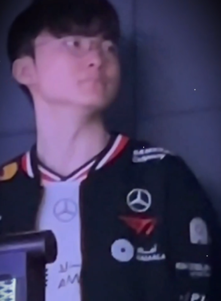 cha F nay không được nhìn cha P nên mặt dỗi ác quá =)) #faker #peanut #fakenut #lck #xh 