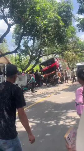 Kecelakaan maut terjadi di jalur wisata Bromo (14/9). Sebuah bus pariwisata berwarna hitam merah diduga mengalami rem blong membuat kaca depan dan samping kanan bus ringsek.  Akibat kecelakaan maut ini, enam orang dinyatakan meninggal dunia di tempat, termasuk seorang anak kecil.  #kecelakaanbus #newsmerahputih #merahputihcom 