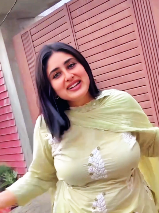 #foryoupage❤️❤️ #hollywoodstudios #bollywood Karena  kapoor kapoorviral song#LIVEIncentiveProgram #LIVEwithlowfollowers 