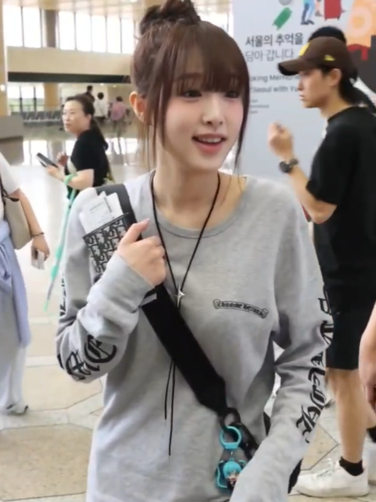 250914 YENA so cute at the Airport today flying to Japan!🩶 #izone #choiyena #fancam 