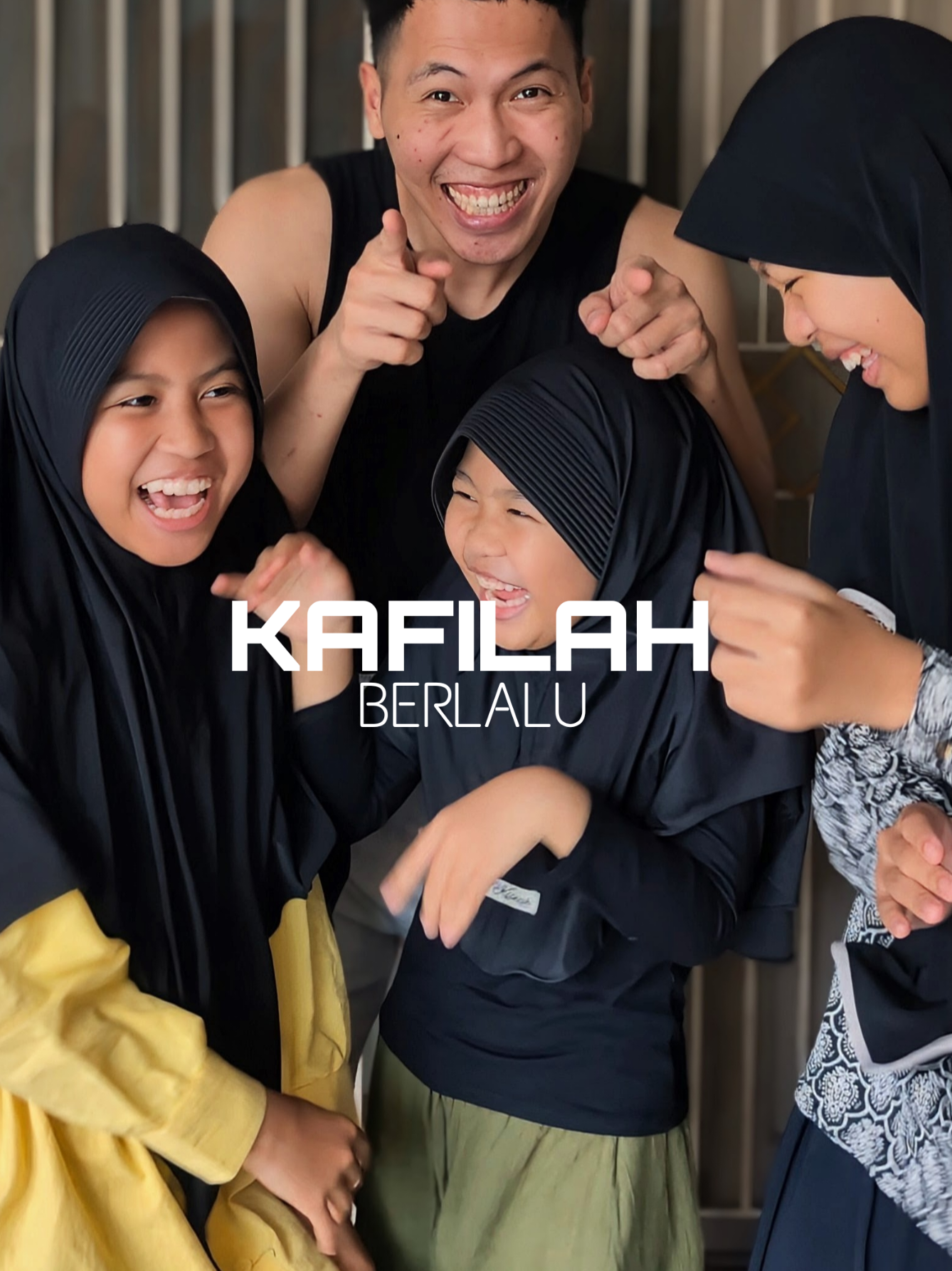 Cibiran orang gak bakal ada abisnya. Kita gak bakal bisa kontrol apa yang orang pikir tentang kita dan apa yang kita pilih lakuin dalam hidup ini. Ngikutin kemauan mereka semua malah bakal kehilangan diri sendiri. Kita hidup cuma sekali, terus gas lakuin apa yang mau kita lakuin selama gak merugikan orang lain. Kita yang jadi nahkoda kapal sendiri. Biarin aja mereka berisik dari pinggir pantai, kita tetap lanjut berlayar buat gapai hidup yang paling bahagia, utuh, dan sehat. Whoever reading this keep it up, I'm proud of you 💪🫵🙌 Inspo: @techianunggg #motivasihidup #selflove #gymindonesia #fypindonesia #latihanbeban 