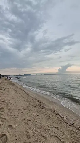บางแสน ยามเย็น น้ำนิ่งสวยน่าเล่น 😊🤩🌊 #บางแสน #ทะเล #ชลบุรี #ฟีดดดシ  17:00 น. 14/09/68 🕰️🗓️✨