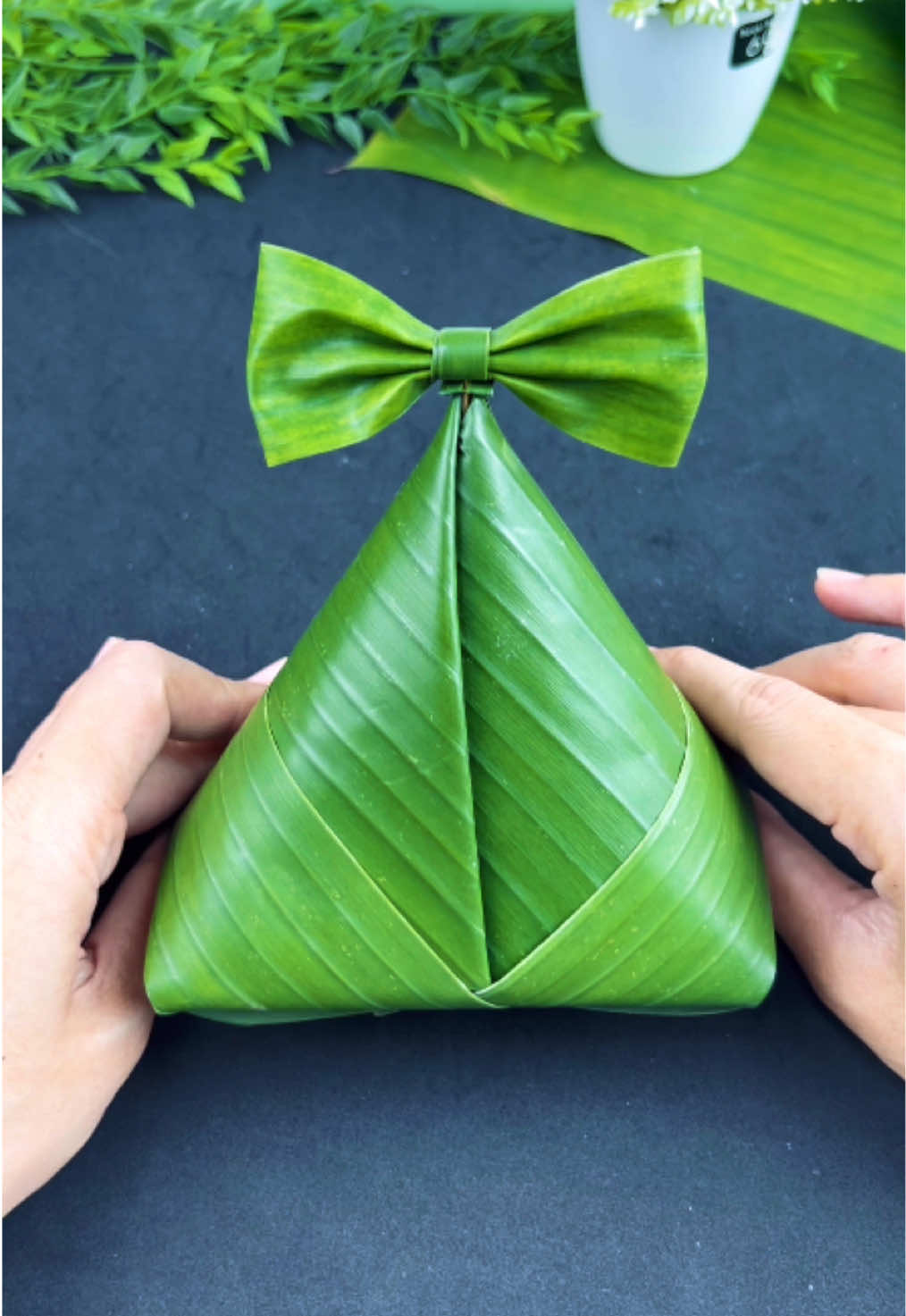 ข้าวห่อใบตอง Food Packaging with Banana Leaves.