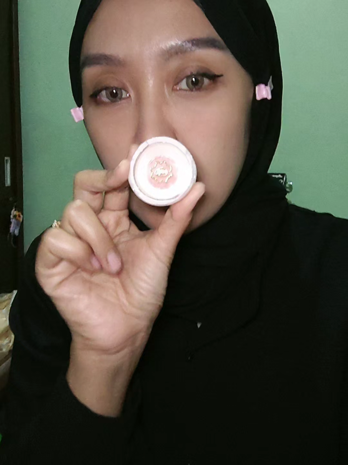 aku pakai shade 04  fin touch, sebenernya aku kurang suka pakai blush on yg cetar, dan  pas liat shade ini kok bagus yaa dengan harga 10 ribu 💝 warna d kuoitku ga terlalu menor. btw ini bpom yah viva cosmetic #vivablushon  #vivacosmetics  #blushon  #blushonnatural  #vivalegend 