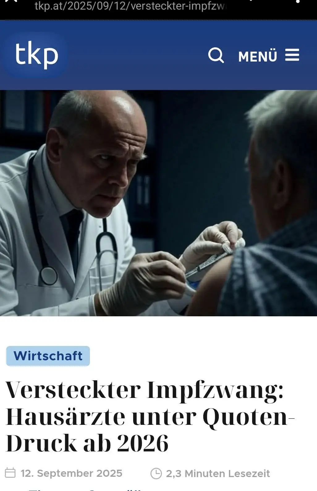 Update : Ich verstehe gut, dass ihr emotional reagiert, aber bitte ändert den Wut-Smiley wegen der Reichweite. Danke für euer Verständnis. Ab 2026 werden deutsche Hausärzte mit neuen Regeln dazu gedrängt, die Patienten penetrant zu impfen. Wer nicht zumindest jeden vierten Patienten (mit irgendetwas impft), dem drohen finanzielle Verluste. Die deutsche Bundesregierung erhöht mit der neu geregelten Vorhaltepauschale den Druck auf die Hausärzte. So werden Ärzte noch stärker von Bürokratie, Pharma und staatlichen Linien gesteuert, was Krankheit fördert und Gesundheit bekämpft. Besonders hat der Staat Interesse an Impfungen. Hausärzte, die zu wenig impfen, verlieren Geld. Zum 1. Januar 2026 wird die sogenannte Vorhaltepauschale für Hausarztpraxen aufgrund gesetzlicher Vorgaben neu geregelt. Offiziell soll damit die hausärztliche Grundversorgung gefördert werden. Doch tatsächlich wird sie an Bedingungen geknüpft, die das Krankheitssystem, zuvörderst dirigiert von Big Pharma, fördert. Die Vorhaltepauschale ist eine Grundvergütung, die Hausärzte für die bloße „Bereitstellung“ ihrer Praxis erhalten. Die Ärzte bekommen die Pauschale also dafür, dass sie die Patienten überhaupt vor Ort betreuen – unabhängig von Einzelleistungen. Sie soll die hausärztliche Versorgung sichern. Im neuen Jahr kommt es zu einer radikalen Reform. Die Pauschale wird um 40 Prozent gekürzt, wenn etwa eine Praxis weniger als zehn sogenannte „Schutzimpfungen“ pro Quartal durchführt. Ob diese Impfungen sicher, sinnvoll oder notwendig sind, ist dabei bei der Bewertung völlig unberücksichtigt. Diese Regelung gilt für die ersten drei Quartale, danach wird es noch heftiger. Im 4. Quartal müssen mindestens 25 % der Patienten geimpft werden – also praktisch jeder Vierte –, sonst droht der Verlust der Zuschläge. „Ob der Patient gesund ist, eine Impfung ablehnt oder keine Evidenz vorliegt – egal. Hauptsache, es wird geimpft, sonst gibt’s Abzug. Es zählt die Quote, nicht die medizinische Begründung“ Weitere Zuschläge gibt es nur, wenn eine Praxis bestimmte Leistungen „nachweist“: Hausbesuche, Ultraschall, Impfungen, Diagnostik usw. Wer dem Raster nicht entspricht, verliert einen wesentlichen Teil seiner Grundvergütung. Neben dem offensichtlichen Druck, mehr Impfungen in die Bevölkerung zu bringen, leidet darunter auch die freie Therapieentscheidung. Ärzte müssen einem klaren Leistungs- und Behandlungsschema folgen – unabhängig davon, ob dieses den gesundheitlichen Bedürfnissen ihrer Patienten widerspricht. Das vergebene Schema folgt freilich den Vorgaben und Interessen der Krankenkassen (und der dahinter schaltenden Pharmaindustrie). Tatsächliche Heilung kostet dem Arzt dann Geld: Wer impft, kassiert, wer heilt, geht pleite.