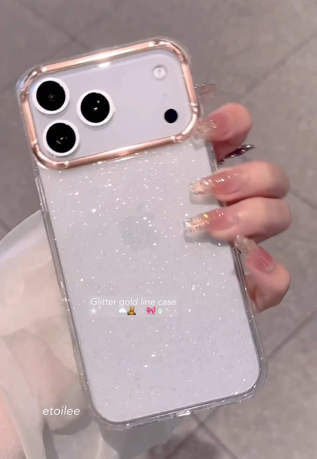 iPhone17シリーズ対応-`♡´-✨ 細かいラメがキラッと光る✨ シンプルだけど華やかなiPhoneケース🤍 星空みたいなデザインで、夏コーデにもぴったり🪽 キラキラ好きな方におすすめです🎀 (動画のiphone17pro本体はモックです) 🏷️グリッターゴールドライン iphoneケース  🤍 🤍 🤍 #iphoneケース #スマホケース #iphone17ケース #iphone17proケース #iphoneairケース 