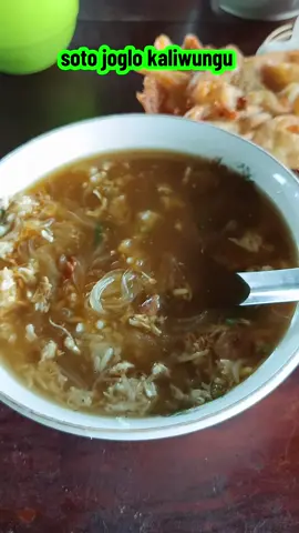 soto joglo pak sastro kaliwungu... tempatnya luas pemandangan sawah... 