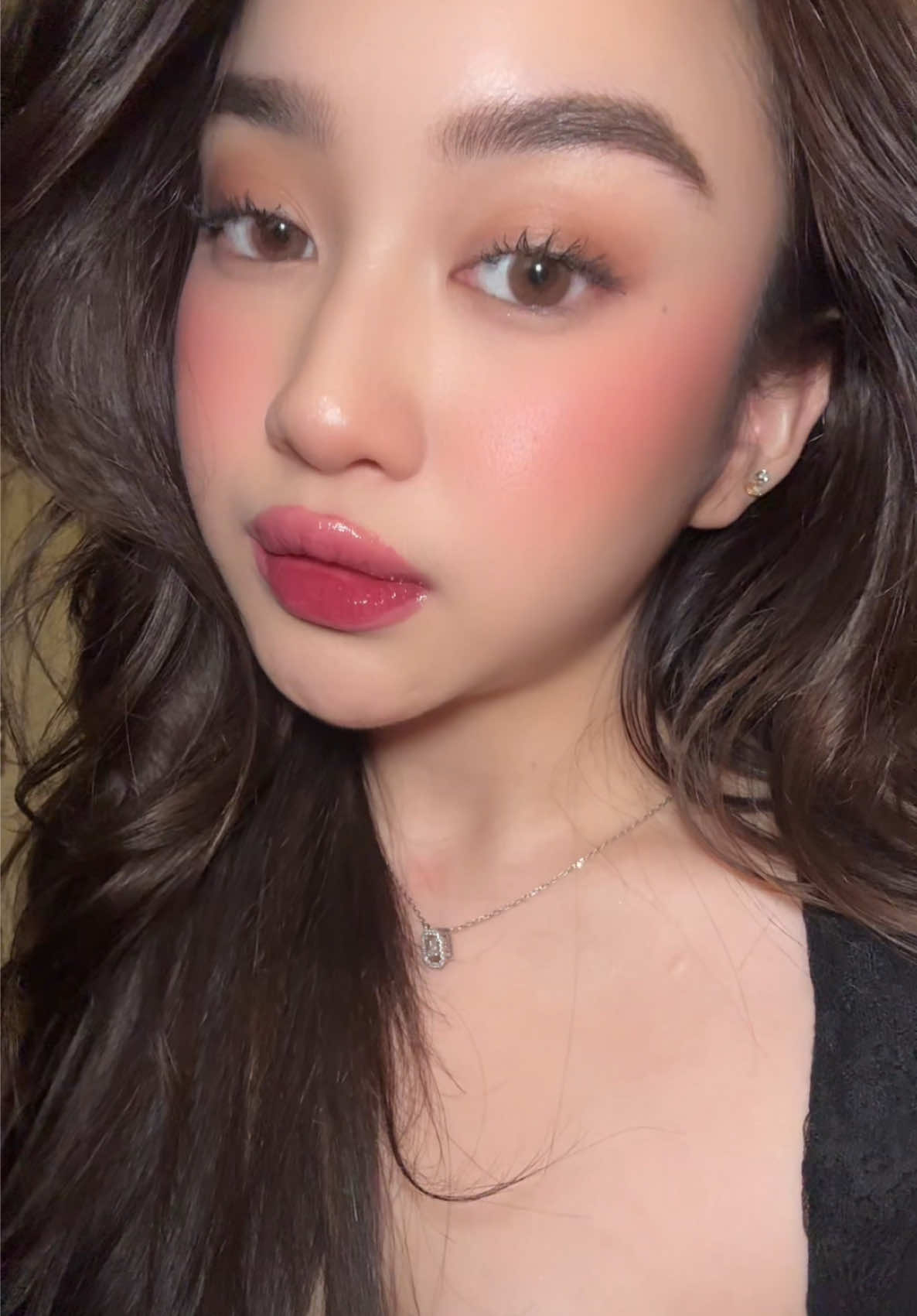 team yg suka bgt pakai lipgloss walaupun cepet ilang, karna warna & texture bikin bibir cantikkkkk 😌💗💋