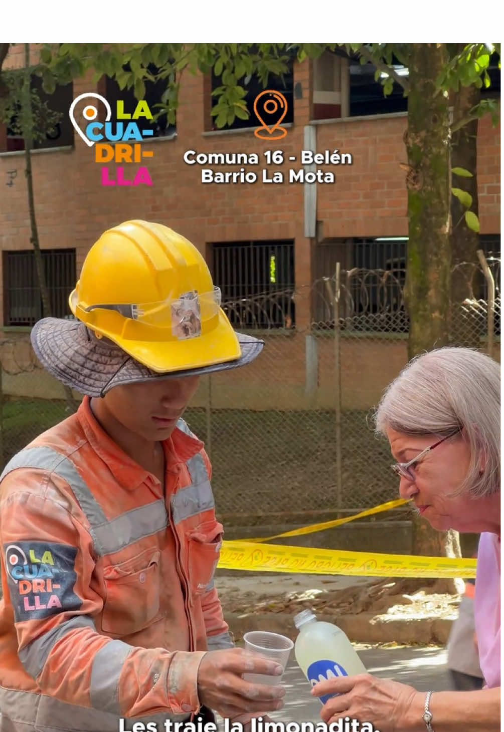 En medio del sol y el trabajo duro, doña Gloria, vecina de Belén, sale cada tarde con una jarra de limonada para los obreros que están mejorando el barrio con las Cuadrillas de la Alcaldía de la Gente 🚧. Un pequeño gesto que refresca el alma y nos recuerda que Medellín se construye con manos y corazones 😍. Medellín es como vos ❤️.  #Medellín #AmorporMedellín #AlcaldíadeMedellín #Medellínescomovos 