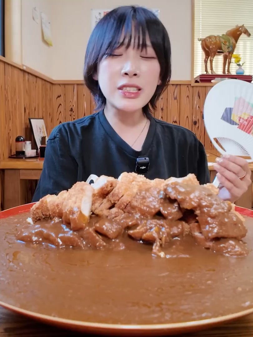 【大食い】滝汗案件不可避‼️激熱すぎる超巨大カツカレー6kg制限時間25分のチャレンジメニューに挑んだ結果。。【海老原まよい】 02