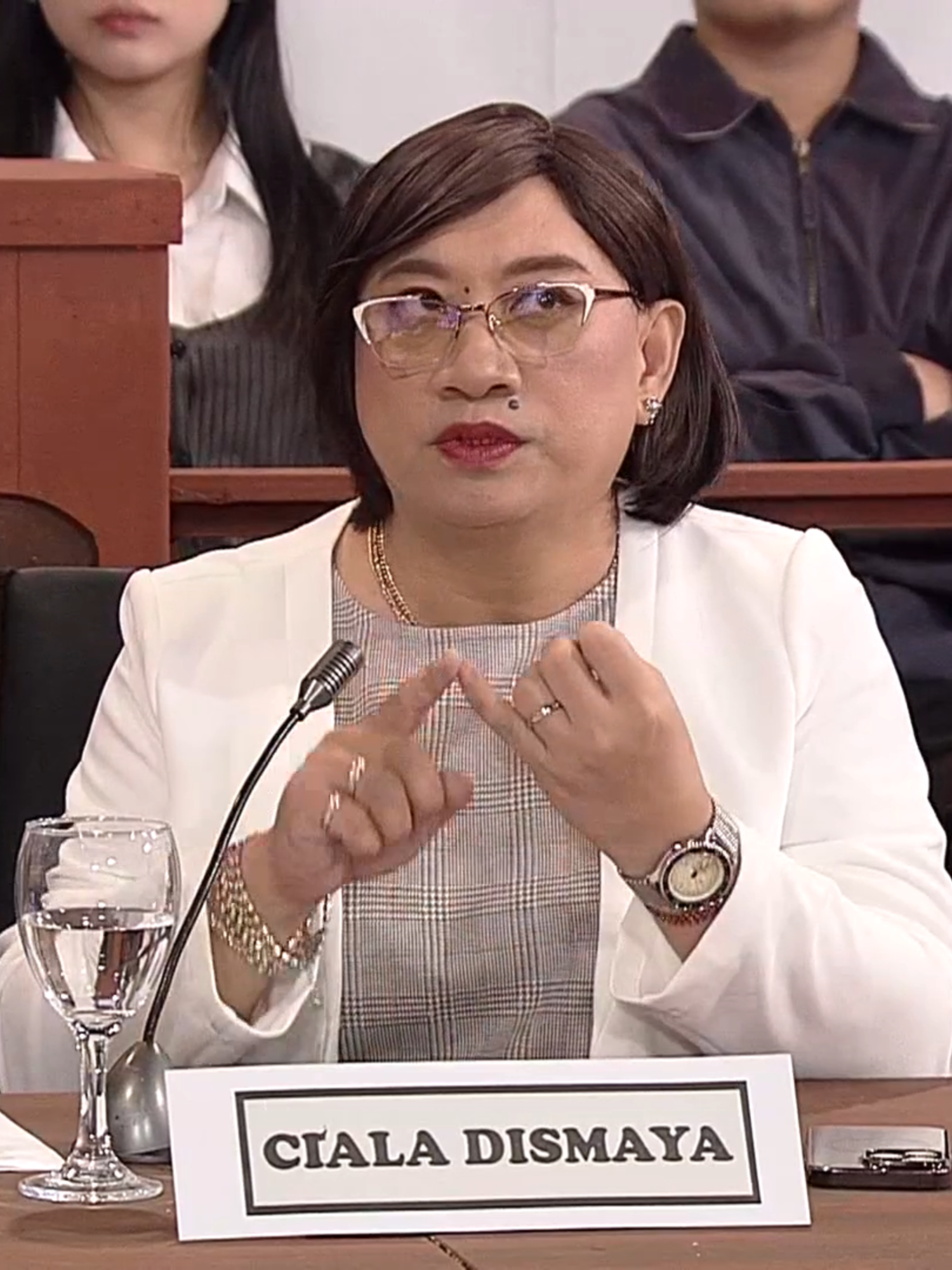 ILAN BA TALAGA ANG LUXURY CARS NI CIALA DISMAYA?! 🤣🚗 Sa pagpapatuloy ng imbestigasyon nina Sen. Mimani, Sen. Espada at Sen. Markolekta kay Ciala Dismaya, inamin niya kung ilan talaga ang luxury cars ng kanilang pamilya. Panoorin ang pagganap ni Kapuso Comedy Genius Michael V. bilang Ciala Dismaya sa Kapuso comedy show na 