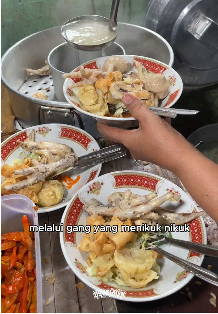 Hiden Gem! Mie kopyok 2 Ribuan, Balungannya Bisa Ludes 10 Kilo Dalam Hitungan Jam! 🤯 Dulu sih langganannya anak SD lur, tapi sekarang dari semua kalangan ngikut jajan disini! Topingnya komplit, bisa request harga dan yang pasti pedesnya maksentlep! Buat kamu yang nyari hiden gem, ndang meluncur. 🚀 📍Mie Kopyok Macrom : Gg. III No.41, Magersari, Kec. Magelang Sel., Kota Magelang, Jawa Tengah 59214 #dyodoran #kulinermagelang #magelang #miekopyok #balungan 