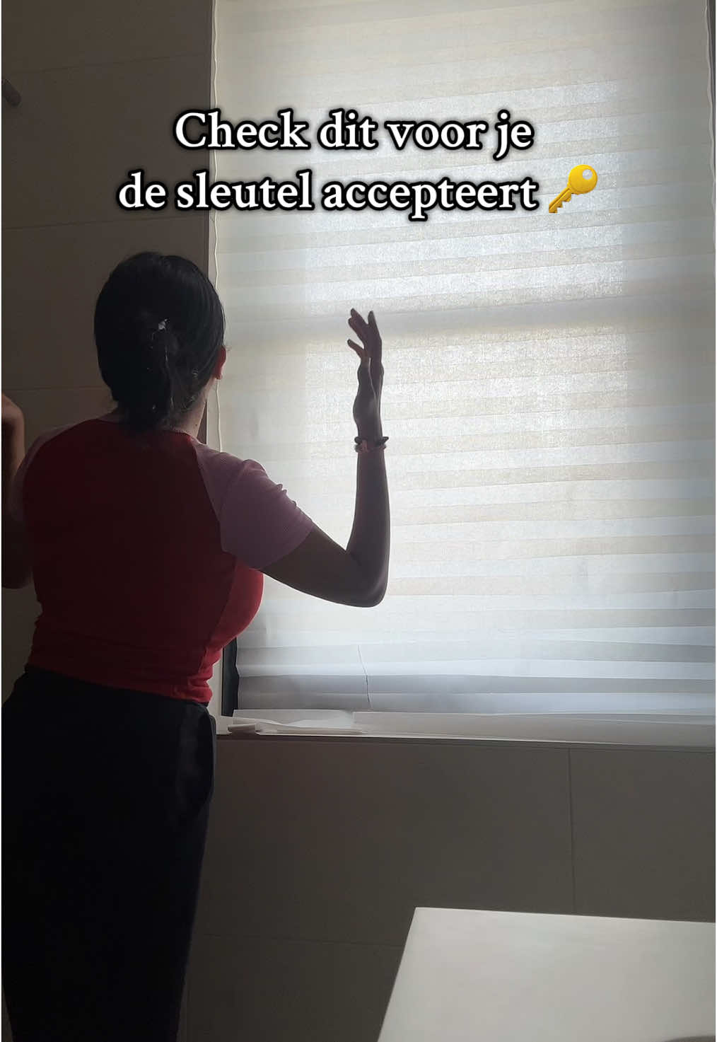 Bij de oplevering van je nieuwbouwhuis is kit één van de belangrijkste dingen om te checken. Slechte of ontbrekende kitnaden = vochtproblemen, schimmel of lekkages. 🚫💧 ✔️ Badkamer → rond douche, bad, wasbak + vloer/wand-overgangen ✔️ Toilet → rondom wc en wastafel ✔️ Keuken → langs aanrechtblad, spoelbak en tegels ✔️ Overig → kozijnen, ramen, plinten en buitengevels 👉 Let op: kit moet strak, doorlopend en zonder gaten zijn. Zie je scheurtjes of open naden? Maak foto’s en zet dit meteen op de opleverlijst. Tijdens de servicetermijn is herstel makkelijker. Een paar minuten extra controle kan je later veel gedoe en kosten besparen. 🔑🏡 #nieuwbouw #huis #woning #tipsandtricks #tip #trick #viral #vjp #voorjoupagina #woontips #fyp #foryoupage❤️❤️ #badkamer #kit #controle 