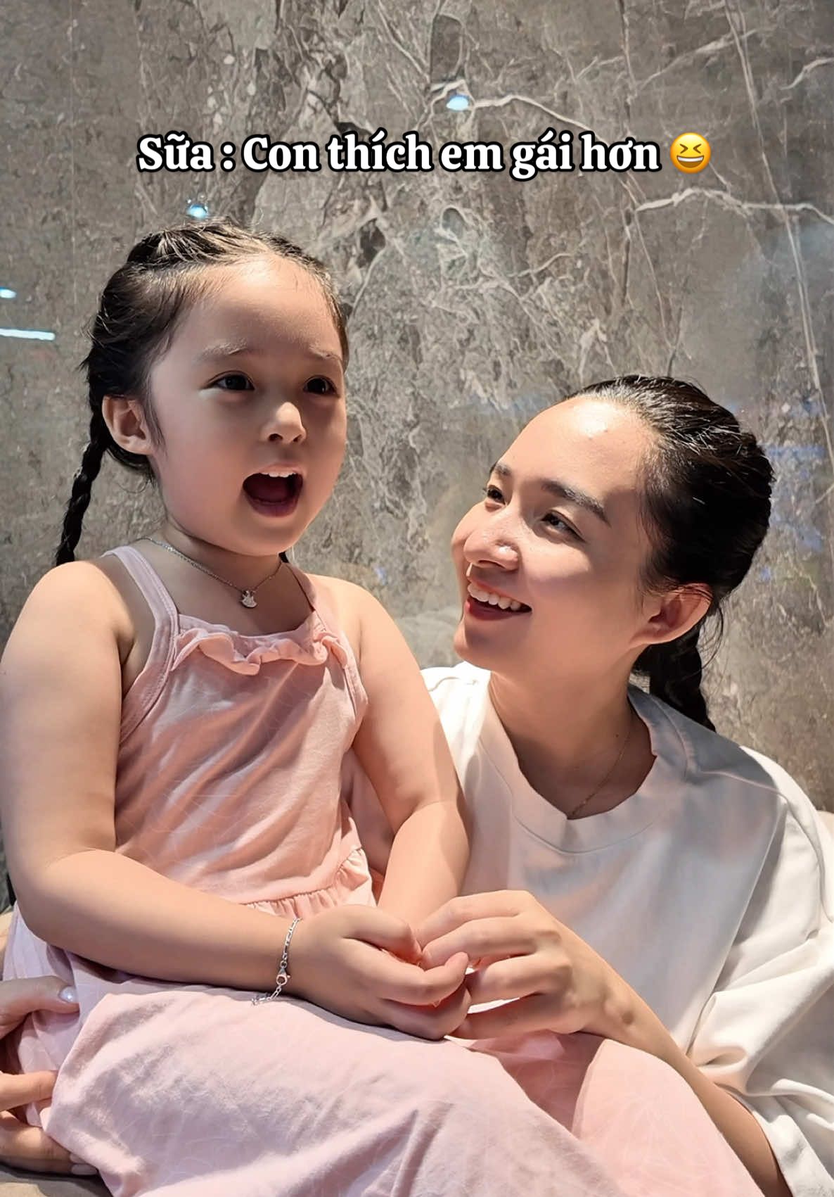 Và đây là lí luận của cô ấy về việc có em 😅