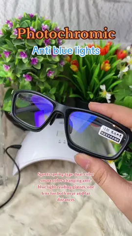 Sports spring-type dual-color smart color-changing anti-blue light reading glasses, one lens for both near and far distances#highlyrecommended #photochromiceyeglass #readinglasses #sunglasses #eyewear #salamin #newtrend #finds #fyp #foryoupage #fyppppppppppppppppppppppp 