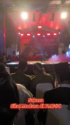 Kisah legenda pejuang rakyat Sakera dibawakan tim dari Paguyuban Silat Madura dalam rangkaian Pencak Malioboro Festival (PMF), Sabtu (13/9/2025). Penampilan ini menjadi salah satu yang menyita perhatian pengunjung di kawasan wisata ikonik tersebut. Sakera atau Sadiman dikenal sebagai tokoh perlawanan di Pasuruan, Jawa Timur, pada awal abad ke-19. Ia berjuang melawan praktik ketidakadilan kolonial Belanda di perkebunan tebu dan pabrik gula. Sebagai seorang ahli bela diri, Sakera tampil membela para buruh tebu yang mayoritas orang Madura hingga dijuluki Sang Kerah. Kisah heroik itu dihidupkan lewat koreografi pencak silat khas Madura. Gerakan tegas, hentakan kaki, hingga simbol celurit menjadi penanda kuat perlawanan Sakera terhadap penindasan. #silat #malioboro #sakera #madura #martialarts 