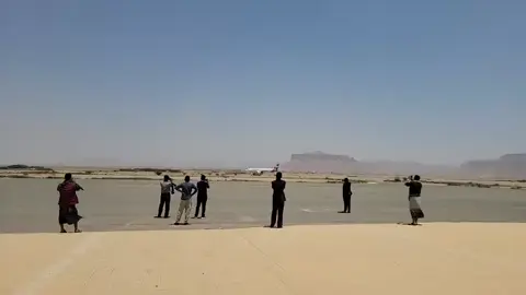 طيران شبوه  شعارنا عدم ربط حزام الأمان 