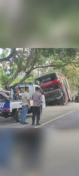 Delapan karyawan Rumah Sakit Bina Sehat Kabupaten Jember, Jawa Timur, meninggal dunia dalam kecelakaan bus saat pulang berlibur dari Gunung Bromo, Minggu (14/9/2025). Bus pariwisata bernomor polisi P 7221 UG yang mengangkut 55 penumpang itu mengalami rem blong saat melaju di jalan turunan Jalan Raya Sukapura, Desa Boto, Kecamatan Lumbang, Kabupaten Probolinggo. #kecelakaan #probolinggo #rsbinasehatjember 