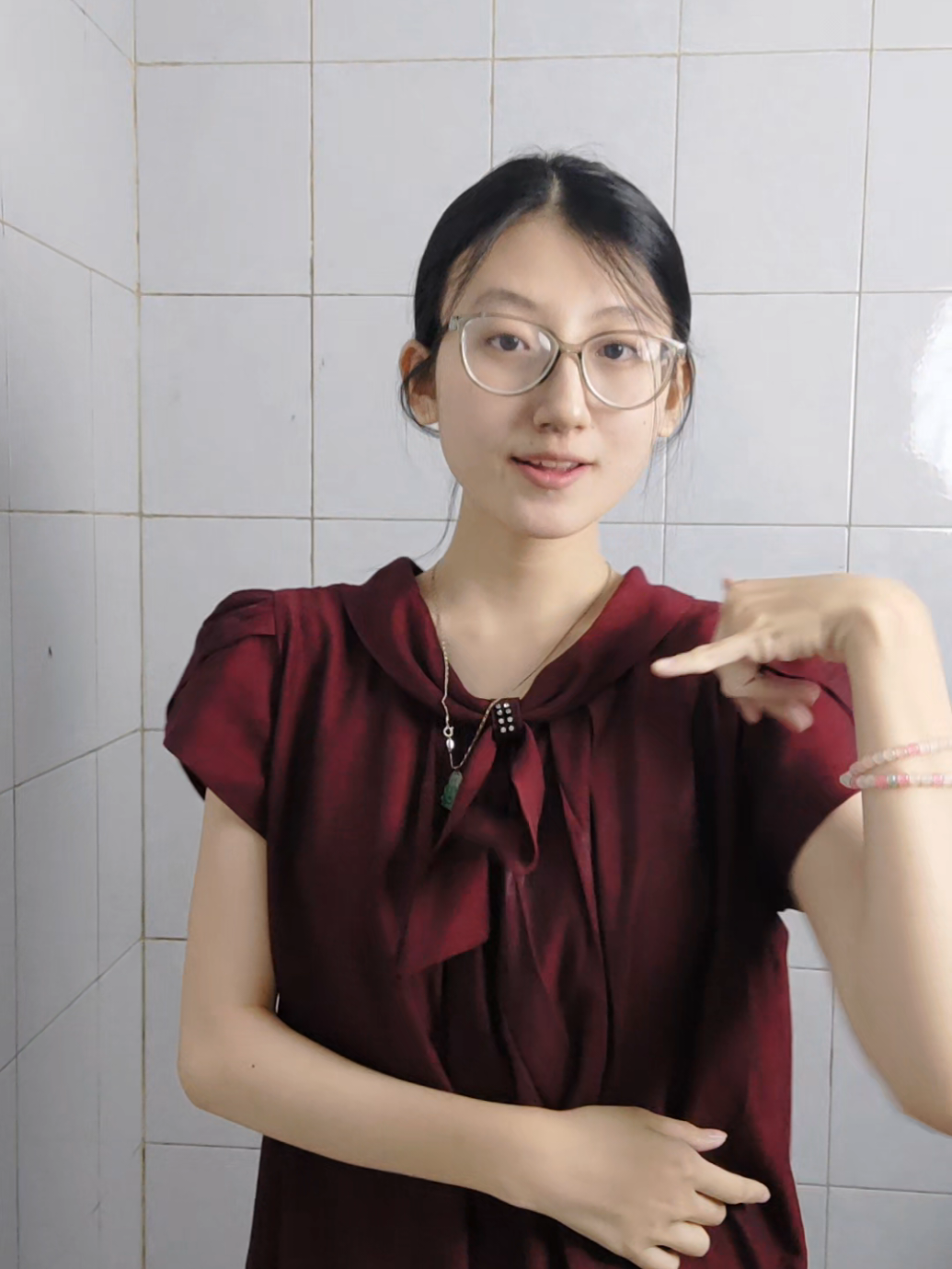 kalian tim kalo makan pake tangan atau mulut? #velocity #06 #girl #shorthair #trending 