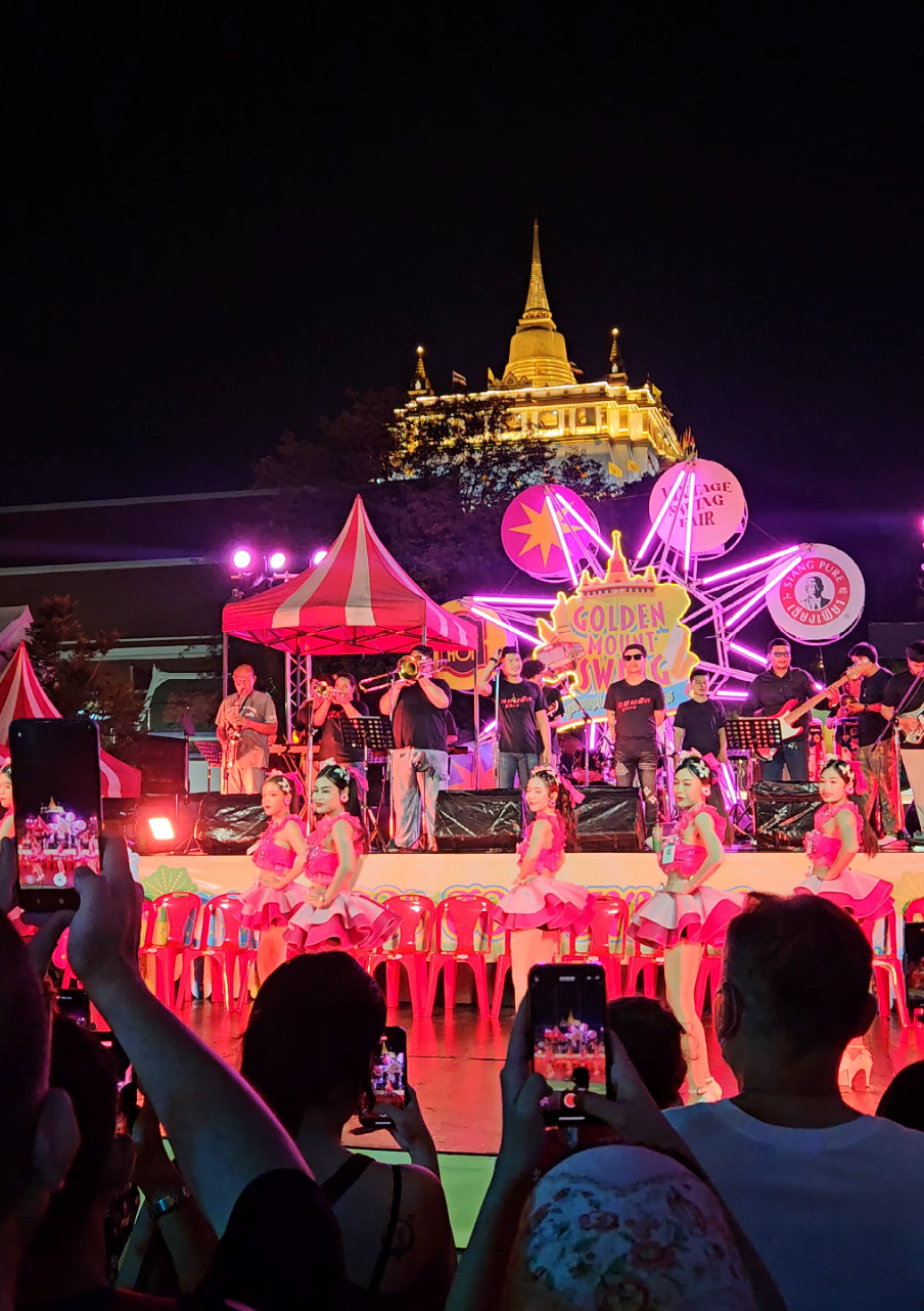 บรรยากาศ #อีเว้นท์พาสอัปเดต  เตรียมโยกให้มันส์สุดพลัง! ‘งานภูเขาทอง สวิงพาเพลิน’ 🎶 ครั้งแรก! กับการรวมบรรยากาศ เพลงสวิงแจ๊ส ผสมเสน่ห์ หมอลำและรำวงม่วน ๆ กลางวัดภูเขาทอง ไม่ใช่แค่เต้นอย่างเดียว ยังมี เกมงานวัด + ตลาดนัดวินเทจ ให้เดินชิล กินเพลิน ช้อปต่อได้ยาว ๆ 🛍 แท็กแก๊งแล้วไปปล่อยจอยด้วยกัน! 🙌🏻 📅 14 ก.ย. 68 | 15.00 – 23.00 น. 📍 วัดภูเขาทอง ☔ อย่าลืมพกร่มกันฝนไว้ด้วยนะ #GoldenMountSwing2025  #Eventpass #อีเว้นท์พาส #OL_V 