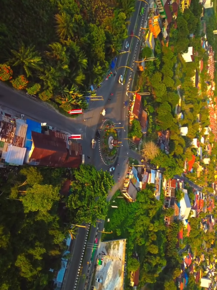 SAMPIT – Ada banyak cara untuk mengenang sebuah kota, salah satunya dengan melihatnya dari sudut pandang berbeda. Melalui rekaman udara menggunakan kamera drone, wajah Kota Sampit kini hadir dengan tampilan estetik dan sinematik, menyuguhkan pemandangan yang memanjakan mata sekaligus membangkitkan rindu. Dalam video berdurasi singkat ini, setiap sudut kota terekam indah dari ketinggian—mulai dari deretan jalan utama, aliran sungai yang tenang, hingga bangunan yang menjadi ikon kebanggaan masyarakat. Semua tersaji dalam visual yang memikat, menghadirkan nuansa nostalgia bagi mereka yang pernah tinggal maupun yang tengah merantau jauh dari Sampit. Bagi sebagian orang, video ini bukan sekadar panorama kota, melainkan juga potret kenangan yang hidup kembali. Dari langit, Sampit seakan menyapa warganya dengan kehangatan yang membuat siapa pun ingin pulang. 🎥 @Jemmy.s14 #sampit #cinematik #kotasampit #kotim #kalteng 