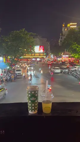 Một góc phố Hà Nội tối cuối tuần.☺️ Hà Nội chuẩn bị vào thu rồi đấy, cậu đã có ai để hẹn hò cùng chưa??? #phuclong #muathuhanoi #tiktokviral #coffeetiktok #cuoituanvuive 