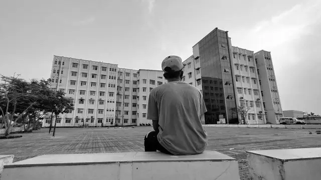Đôi khi ta tự hỏi: rốt cuộc bản thân đang sống vì điều gì? Là vì những ước mơ chưa kịp thành hình, hay vì những trách nhiệm vô hình đang đè nặng trên vai? Cuộc sống cuốn ta đi, khiến ta quên mất mình từng mong gì, muốn gì. Ta sống trong guồng quay vội vã, cười nói với người ngoài, nhưng lại mệt mỏi khi một mình. Có những niềm đau chẳng thể chia sẻ, có những khoảng trống chẳng ai lấp đầy. Nhưng cũng nhờ vậy, ta học cách mạnh mẽ hơn từng ngày. Ta học cách trân trọng những khoảnh khắc nhỏ bé, một buổi chiều bình yên, một bản nhạc chạm đến trái tim, hay một ánh mắt chân thành không vụ lợi. Cuộc đời đâu chỉ toàn màu xám, chỉ là đôi khi ta mải nhìn vào bóng tối, mà quên mất ánh sáng vẫn ở ngay cạnh mình.