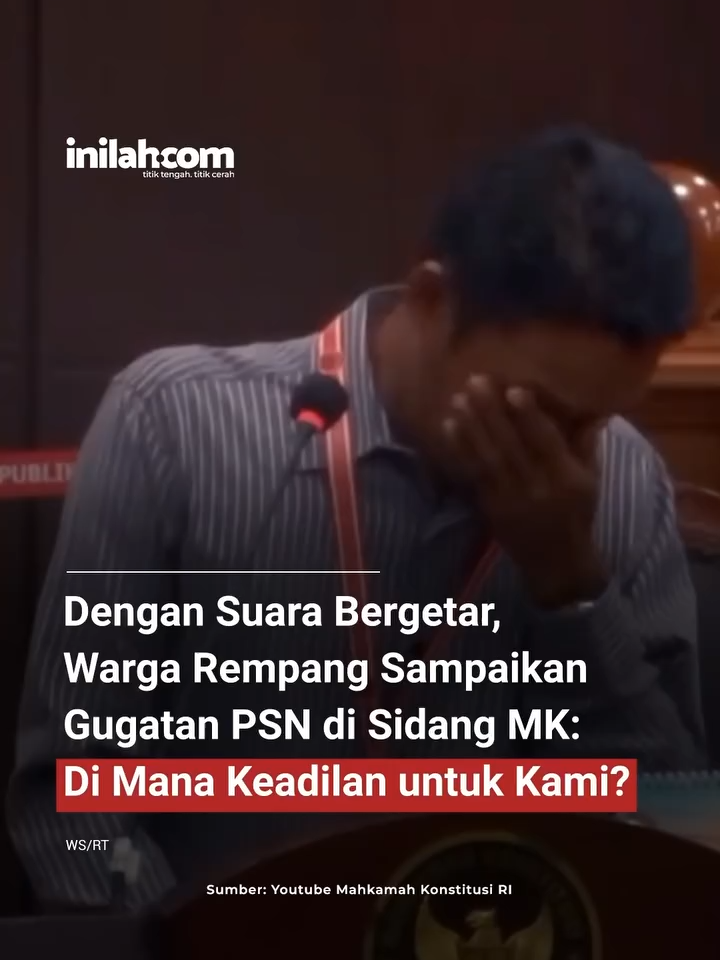 Warga Rempang Suarakan Perlawanan di MK Sidang uji materi UU Cipta Kerja di Mahkamah Konstitusi menghadirkan kesaksian Sukri, warga asli Kampung Sembulang Hulu, Pulau Rempang. Ia menegaskan, masyarakat sudah sejahtera sebelum Proyek Strategis Nasional (PSN) Rempang Eco City masuk. “Kami turun-temurun di Rempang. Ada makam leluhur, ada sejarah, ruang hidup kami. Kami tidak mungkin meninggalkan tanah kelahiran kami,” ujar Sukri dengan suara bergetar. Sukri membantah klaim PSN menyejahterakan warga. Justru sejak masuk, kata dia, masyarakat mengalami trauma, intimidasi, hingga kriminalisasi. 🔻 7 September 2024: aparat gabungan menembakkan gas air mata ke warga, bahkan mengenai rumah dan sekolah. 🔻 Korban luka-luka, dari tangan patah hingga kepala pecah, akibat bentrokan dengan aparat dan PT MEG. 🔻 Warga memperingati dua tahun tragedi itu dengan pasar murah, bukti Rempang punya hasil bumi dan laut melimpah. “Dulu kami hidup aman, nyaman, tidak pernah minta bantuan negara. Setelah PSN masuk, kami tersakiti, seolah tidak dianggap,” kata Sukri. Ahli hukum UGM Herlambang P. Wiratraman menilai PSN jelas menghilangkan ruang hidup warga. Sementara Dianto Bachriadi (ARC) menegaskan UU Cipta Kerja rawan karena menyerahkan PSN ke swasta, hanya berorientasi keuntungan. BP Batam menyatakan menghormati proses hukum di MK dan siap menerima putusan apapun. 💬 Menurut kamu, apakah PSN seperti Rempang Eco City layak disebut pembangunan, kalau justru mencabut ruang hidup warganya? -- Kunjungi website dengan klik link di bio atau download aplikasi di AppStore dan Google Play Store. #inilahNews #InilahCom #TitikTengah #TitikCerah #Rempang #MKRI #PSN #EcoCity #UUCIptaKerja #BPBatam #HakRakyat #ReformasiAgraria