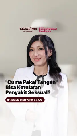 CUMA PAKAI TANGAN SAAT MOMEN INTIM, EMANG BISA KETULARAN? Banyak yang berpikir kalau penyakit menular seksual hanya bisa ditularkan lewat hubungan intim langsung. Padahal, tangan juga bisa jadi perantara! Misalnya setelah menyentuh lepuhan herpes atau kutil kelamin, lalu mengenai area sensitif tanpa cuci tangan. Akibatnya, virus atau bakteri bisa ikut pindah, lho! Pada wanita, gejalanya bisa berupa gatal, nyeri saat buang air kecil, keputihan berbau/ berubah warna, atau bahkan tanpa gejala sama sekali yang sering bikin terlambat sadar. Jangan tunggu sampai parah! Segera periksa kesehatan seksual lebih cepat biar lebih tenang. Di Halolntima by Halodoc, kamu bisa chat dokter spesialis, dapat rekomendasi obat, sampai tes lab dari rumah juga dengan privasi dijamin terjaga. Yuk, pakai sekarang! #Halodoc #Halointima #TenangMenjaga 