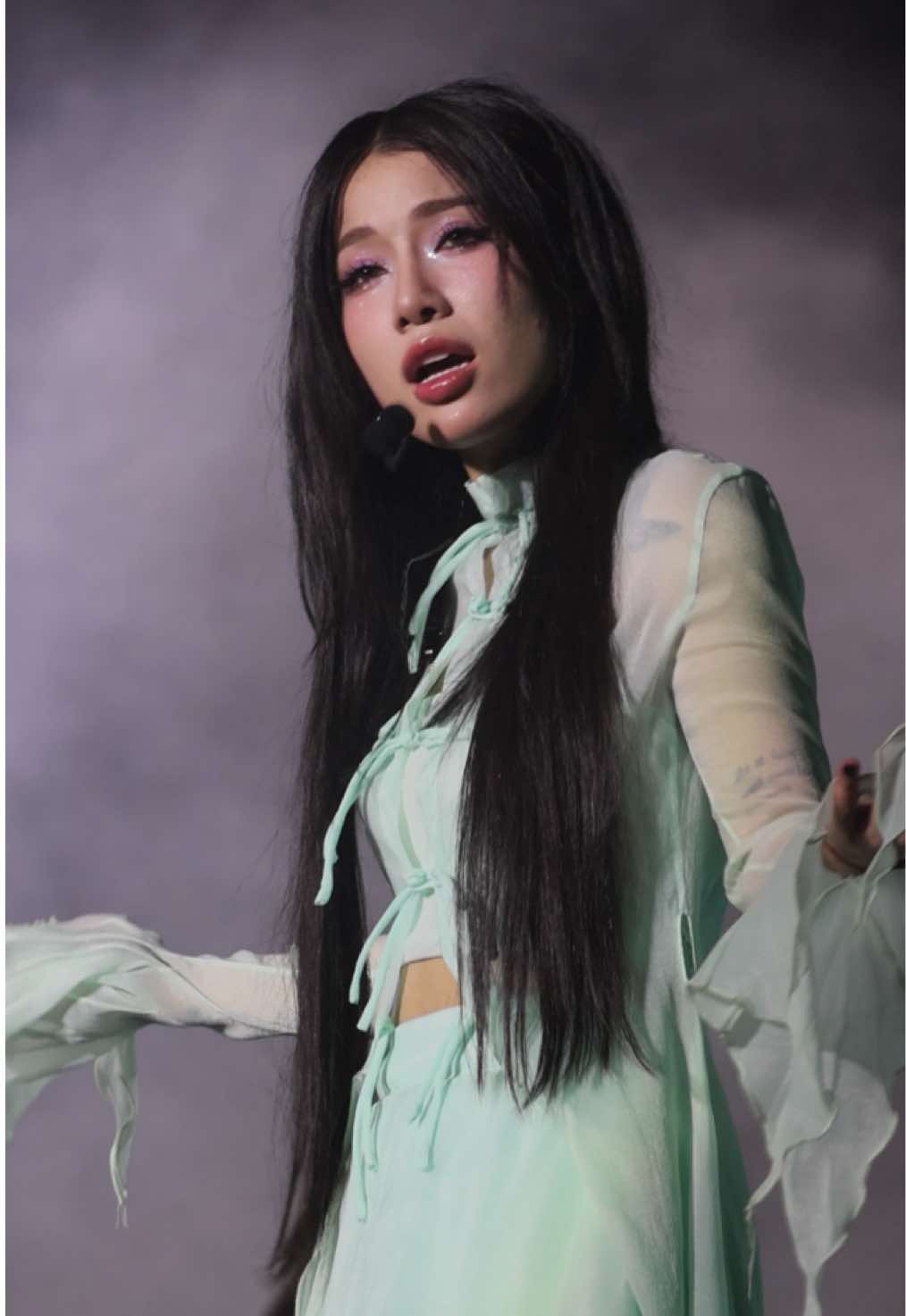 “Thời gian đã xoá mờ hết mọi thứ Thế nhưng kỉ niệm thì vẫn còn đây Giữ lấy cho mình một phần quá khứ Bởi em nào đâu muốn quên” @LYHAN #lyhan #emchila #emxinhsayhi #emxinhsayhiconcert #viral 