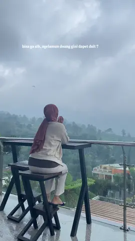 ngelamun sambil liat paralayang  #jelajahhepi#jelajahwiken#promoseruweekend#puncakbogor#hotelpuncak 