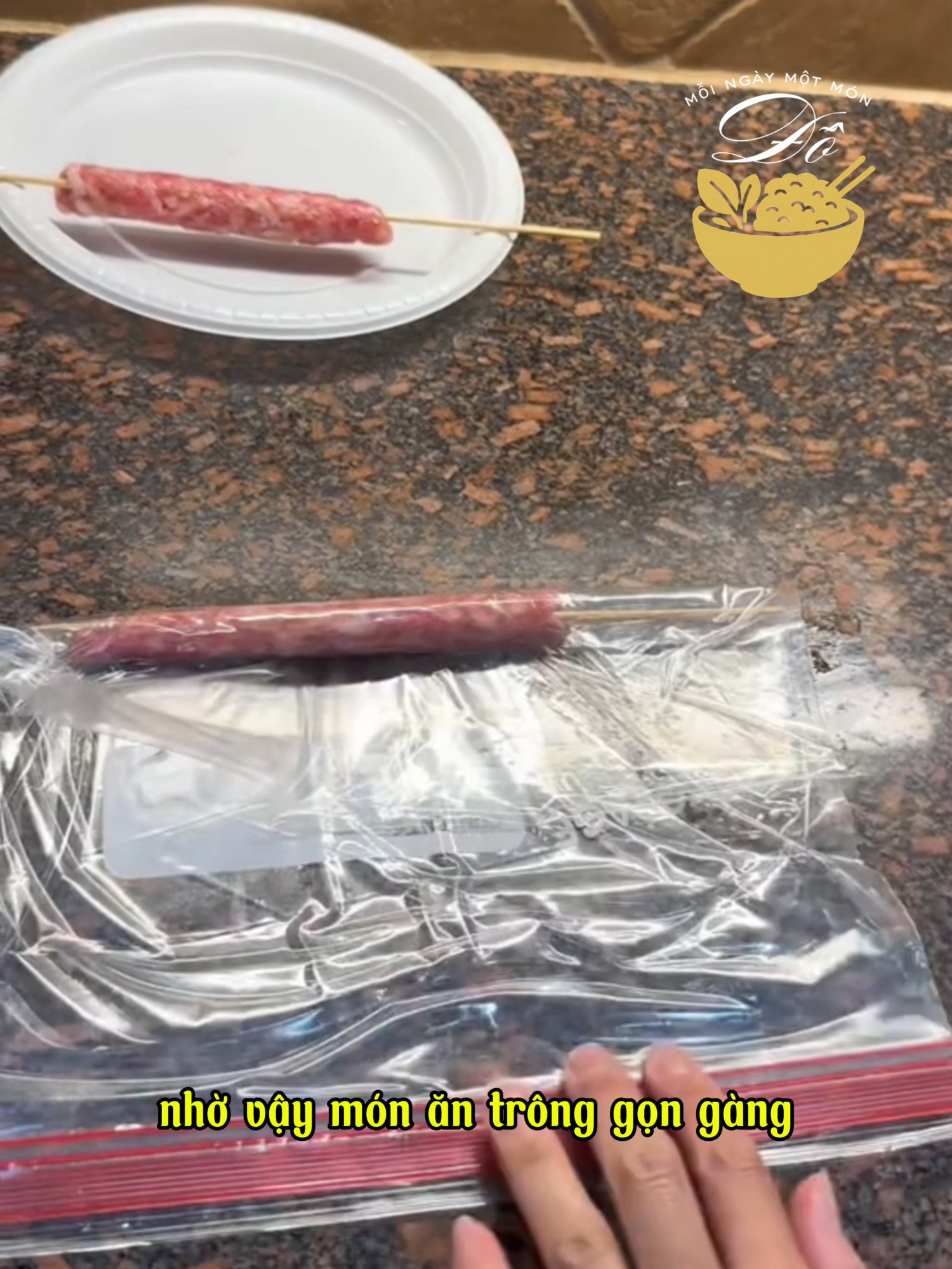 Một mẹo nhỏ cực hay cho bạn nào hay làm thịt xay cuốn: 👉 Đúng là những tip nhỏ trong bếp lại giúp việc nấu nướng trở nên dễ dàng và thú vị hơn rất nhiều ✨ #ĐỗMỗiNgàyMộtMón #MẹoBếp #MẹoVặtTrongBếp #ThịtXiên