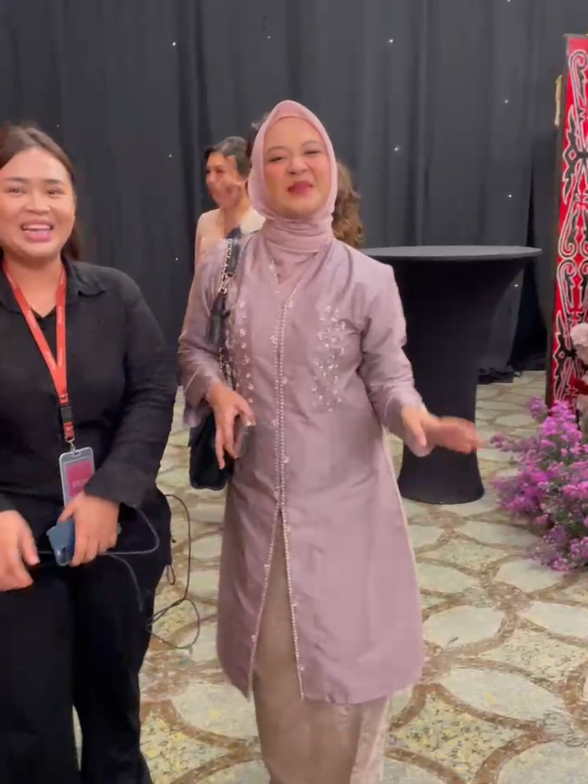 idih selebriti kali ah ada yg minta foto 🤣🤣🤣 kaget kaget sih ada ya tb2 ada yg minta foto bareng 