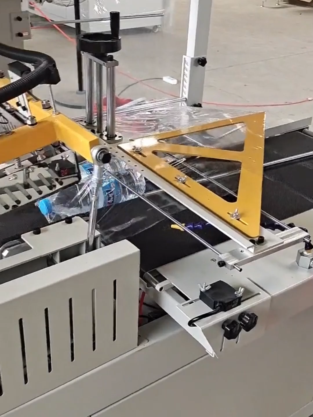 Bứt Tốc Sản Xuất Với Hệ Thống Co Màng Nhiệt Tự Động – Siêu Nhanh, Siêu Đẹp #machinexvn #comangnhiet #daychuyendonggoi