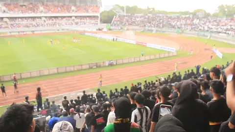 Sriwijaya FC VS Garudayaksa FC Walaupun SFC harus menelan kekalahan kandang 2-0 oleh Garudayaksa FC, sore ini saya menemukan momen yang mungkin dapat membuat pendukung elang andalas ini sedikit tersenyum sumringah.  teman-teman ultras dan singamania saling sahut-sahutan, bernyanyi bersama mendukung tim kebanggaan warga Palembang bertanding. Semoga ini adalah kekalahan terakhir, untuk pertandingan-pertandingan selanjutnya kita libas semua tim lawan. ingat, tujuan kita tetap sama, terbang tinggi menuju liga 1!! tetap semangat, elang andalas 🦅 #sriwijayafc #liga2indonesia #ultraspalembang #singamania #sriwijayamania 
