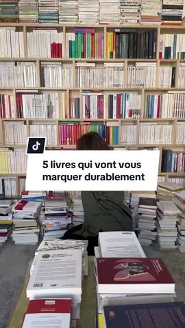 Quels sont les livres qui vous ont le plus marqué ?  Certains textes ne se referment jamais vraiment… Ils vivent en nous, longtemps après la dernière page. Et vous, lesquels vous habitent encore ? @Éditions Points @Éditions Albin Michel @editionsfolio  #b#booktokb#booktokfrancef#favoritebooksr#recommendationslecture 