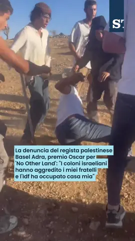 Basel Adra, regista vincitore del premio Oscar per il documentario 'No Other Land' ha condiviso sui suoi social il video di un gruppo di coloni israeliani che investono suo fratello e aggrediscono un'attivista palestinese ad At-Tuwani, Hebron, nella Cisgiordania occupata. 
