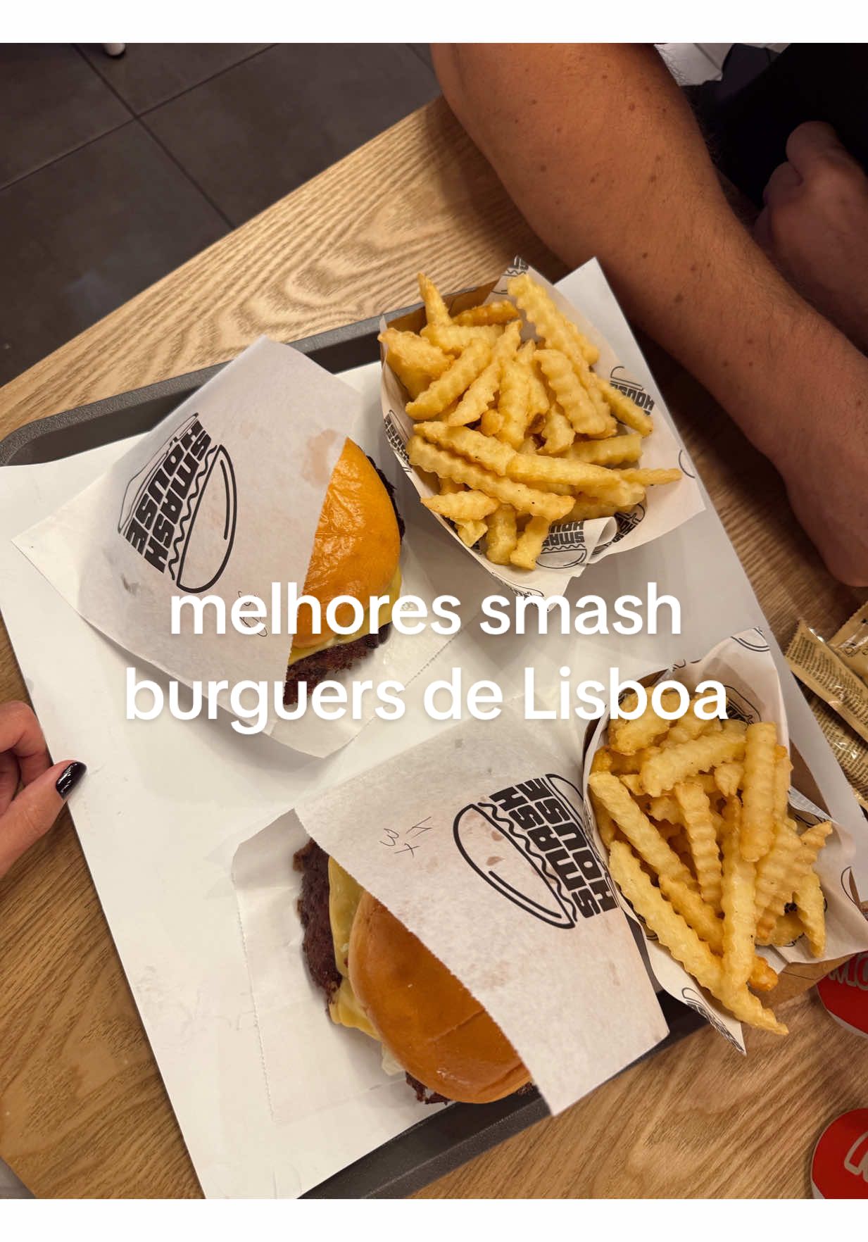 que ama hambúrgueres PONHA A MÃO NO AR! 🍔🙋🏽‍♀️ o Smash House (em Odivelas) é sem dúvida o meu sítio favorito para comer estes hambúrgueres esmagadinhos q todos adoramos - já é a 4a vez que venho aqui E QUERO SEMPRE MAIS! #smashhouse #smashburger #wheretoeatlisbon #lisboa #fyp 