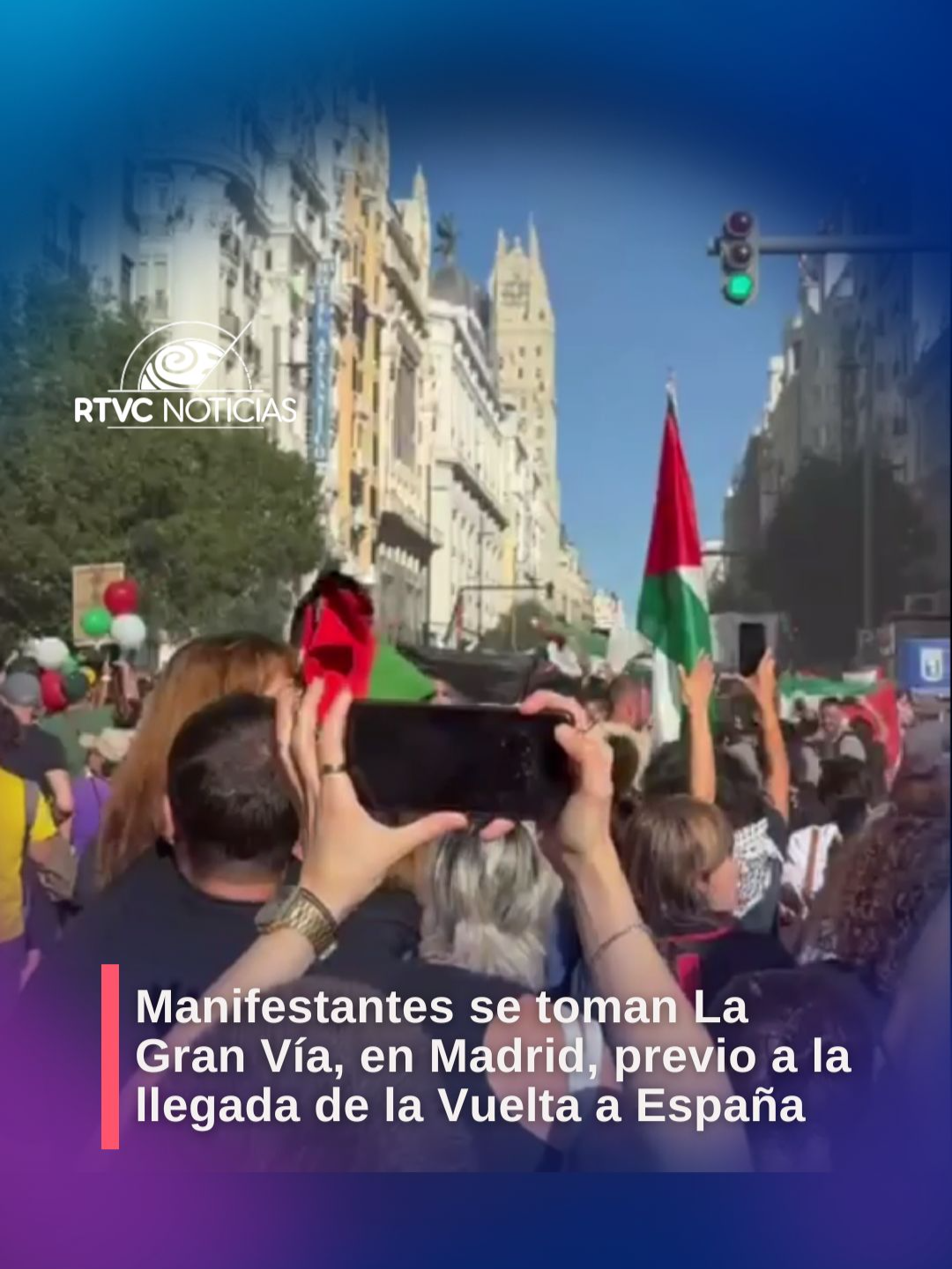 #ATENCIÓN 🚨 | Manifestantes se tomaron La Gran Vía en Madrid previo a la llegada de la Vuelta a España, en una manifestación de apoyo al pueblo palestino 🇵🇸. 👉 El hecho generó gran congestión en el centro de la capital española.