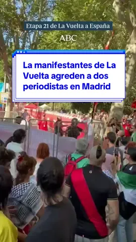🔴 Los manifestantes agreden a dos periodistas, tiran abajo una valla del recinto de la organización e invaden la carretera en Callao Les han lanzado varias botellas llenas de líquido y le han dado con banderas y pancartas Tras unos momentos de tensión, los antidisturbios lograron controlar parcialmente la situación, aunque poco después se produjeron nuevas cargas ante intentos de asalto al recorrido. Los agentes han recibido el lanzamiento de diversos objetos. #LaVuelta #Palestina #Manifestación #Ciclismo 