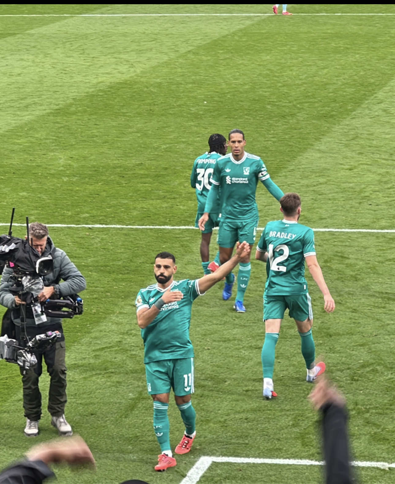👑🔴 MO SALAH SENDS LFC AWAY END WILD WITH LAST MINUTE WINNING PEN! | BURNLEY 0-1 LIVERPOOL #lfc #lfcfans #liverpoolfc #liverpoolfan #arneslot #mosalah #salah #PremierLeague #lfcfamily #fyp #burnley #lfcfan #turfmoor #footballtiktok 