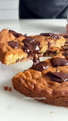 Cookie Tart Su bardağı ölçüm 200 ml Kalıbım 27 cm Malzemeler • 150 g tereyağı (oda sıcaklığında, yumuşamış) • 150 g toz şeker (3/4 su bardağı) • 1 yemek kaşığı pekmez • 1 adet büyük yumurta • 1 paket vanilya (5g) • 250 g un (2 su bardağı) • ½ tatli kaşığı kabartma tozu • ½ tatli kaşığı karbonat • 1 tutam tuz • 60 g bitter,60 g sütlü çikolata • Üzeri için: 80-100 g iri doğranmış çikolata Yapılışı 1. Tereyağı + şeker +Mikserde kremamsı kıvama gelene kadar çırp. 2. Yumurta + vanilya +pekmez→ Ekleyip çırpmaya devam et. 3. Kuru malzemeler → Un, kabartma tozu, karbonat ve tuzu ayrı kapta karıştır, hamura ekle spatulayla karıştır. 4. Çikolata → Damla/parça çikolatayı ekleyip elle karıştır. 5. Şekil verme → Yağlı kâgit serilmis 27 cm yuvarlak tepsiye hamuru dök,el ile düzlestir. (Kalınlığı yaklaşık 1,5-2 cm olsun.) 6. Pişirme → Önceden ısıtılmış 180°C fansız fırında 22-24 dakika pişir.Kızarmış olmalı. 7. Üzeri → Fırından çıkar çıkmaz üzerine doğranmış çikolata serpiştir; sıcaklığıyla eriyip parlak tabaka olusturur.#cookie#tatlı #tarif #keşfet #kolaytarifler 