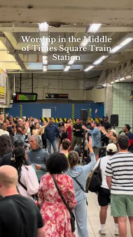 In the middle of a rushing city full of noise, sin, anger and distraction it was so powerful to witness people lifting up Jesus. This city needs Him more than ever #fyp #parati #timesquare #workship #jesus 