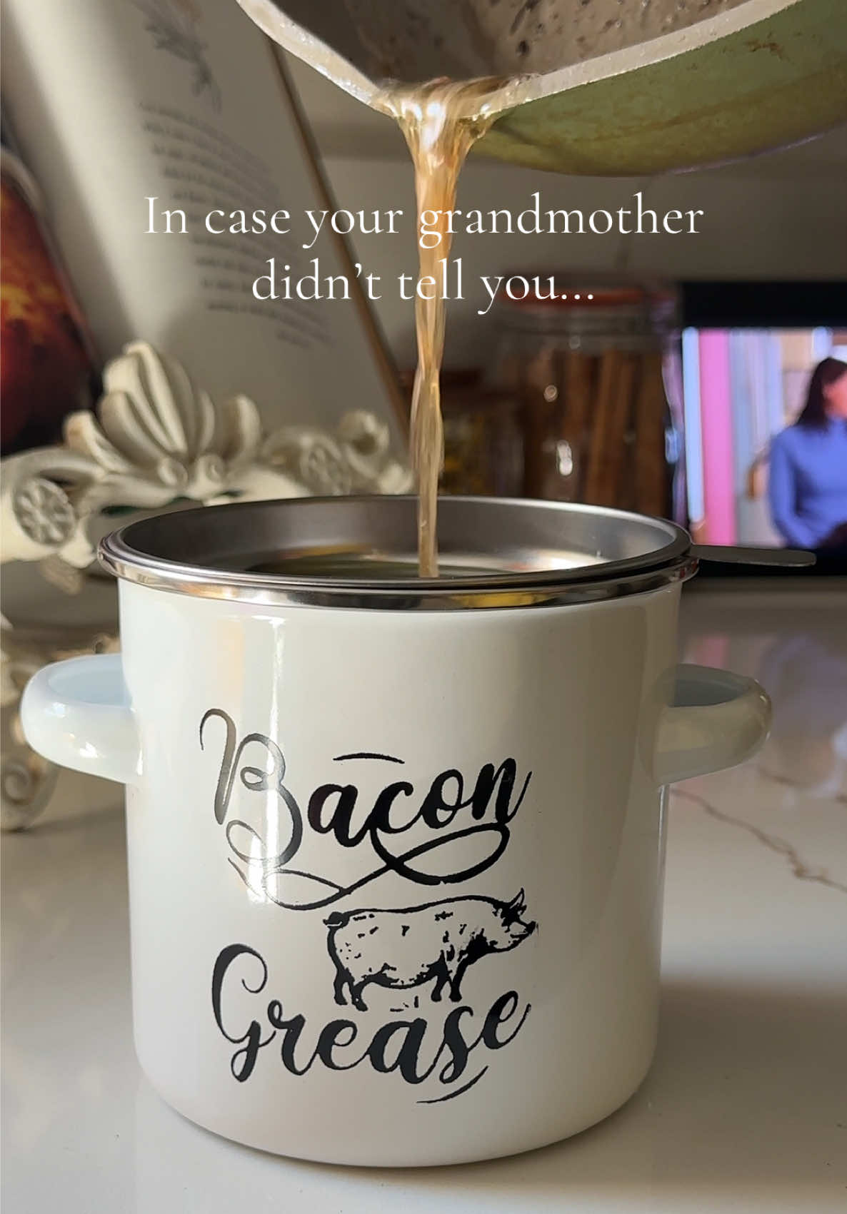Bacon grease is liquid gold🥓✨  I always let the bacon grease cool down and then I put it in the refrigerator. You can swap oil in any recipe for bacon grease😋 #bacon #bacongrease #cooking #kitchen #kitchengadgets 
