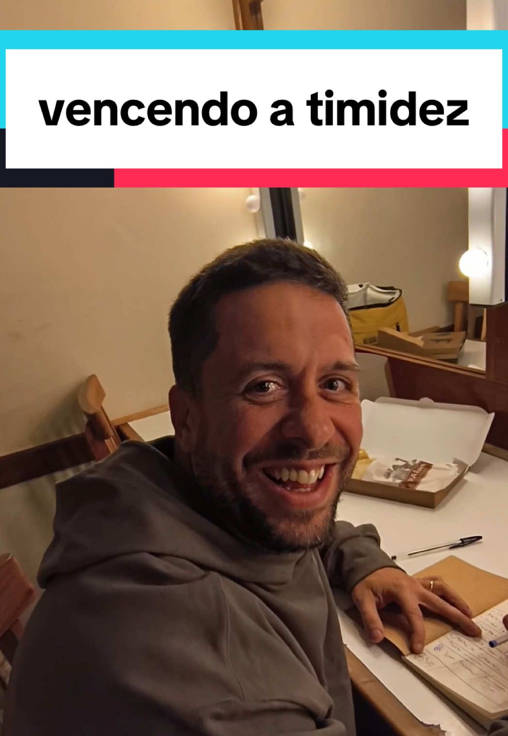 Um “vencendo a timidez” especial : com a lenda @Maumeirelles ! 🤣 . . . . . #humor #timidez #comedia #videosengracados 